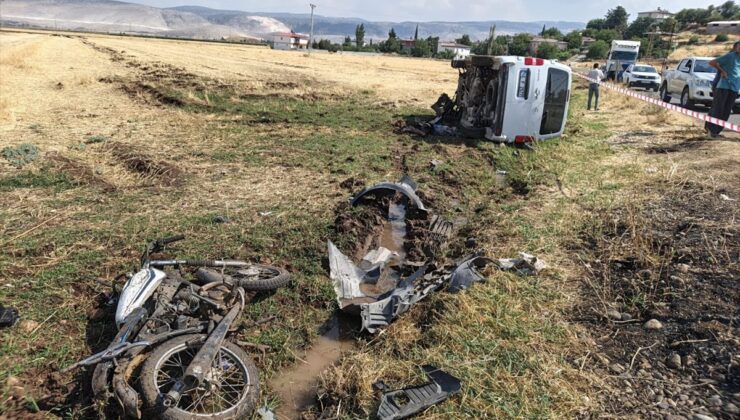 Motosiklet ile hafif ticari araç çarpıştı: 1 ölü, 2 yaralı