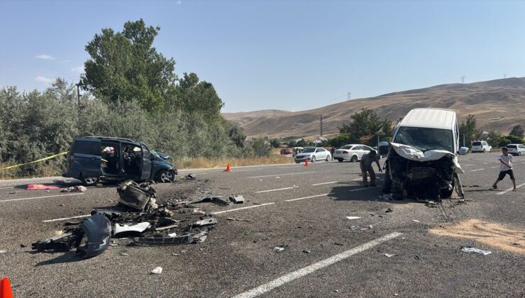 Muradiye’de korkunç kaza: 2 ölü, 9 yaralı