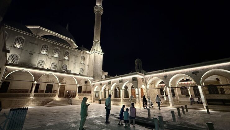 Şanlıurfa’da kavurucu sıcaklar Balıklıgöl’e gece ziyaretlerini artırdı