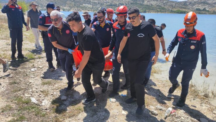 Sazlığa takılan balık yemleme botunu kurtarmaya çalışırken balçığa saplanıp öldü