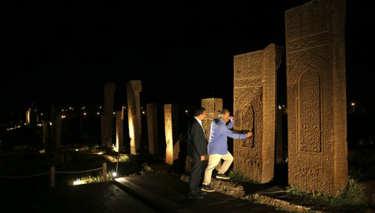 Selçuklu Meydan Mezarlığı’ndaki asırlık taşlar akşam da ziyaretçi çekiyor
