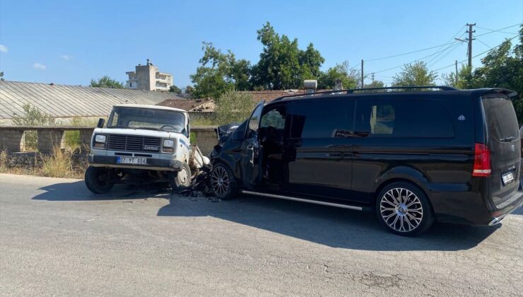 Serik’te VIP minibüs ile kamyonet çarpıştı: 1 yaralı