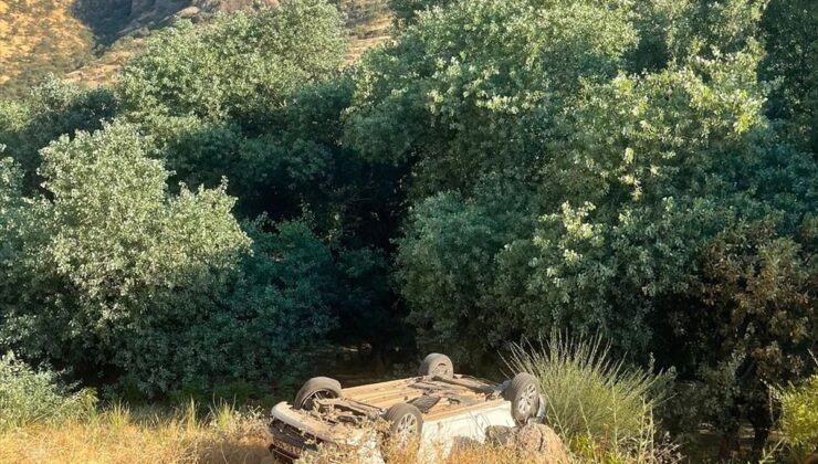 Şırnak’ta Hafif Ticari Araç Şarampole Devrildi: 2 Yaralı