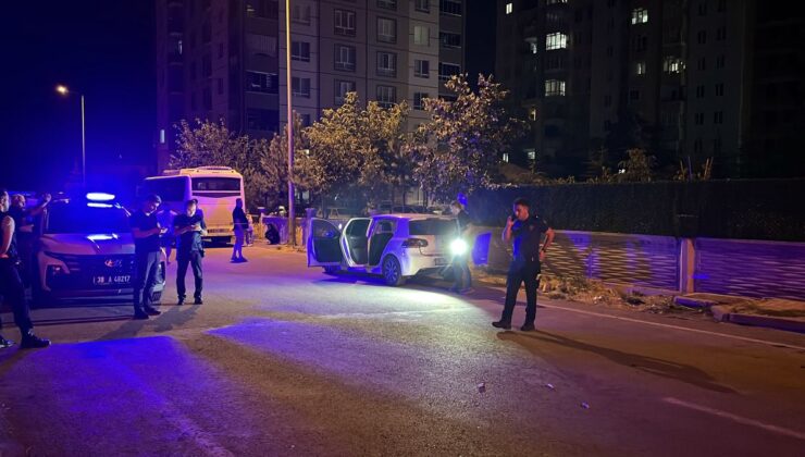 Sokaktaki silahlı kavgada tesadüfen olay yerinde bulunan çift yaralandı
