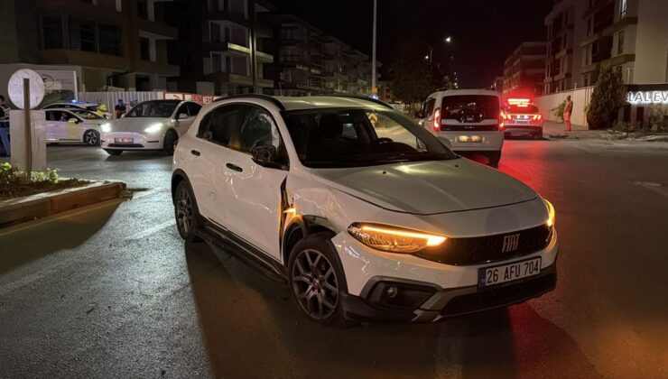 Tepebaşı’nda Motosiklet ile Otomobil Çarpıştı: 1 Yaralı