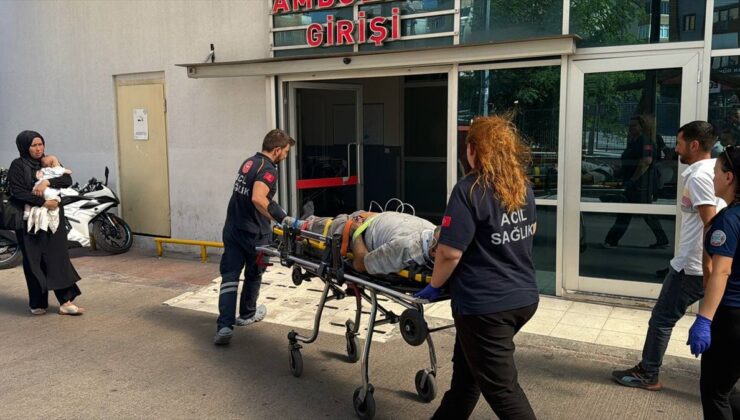 Tır Dereye Devrildi: Sürücü Yaralandı