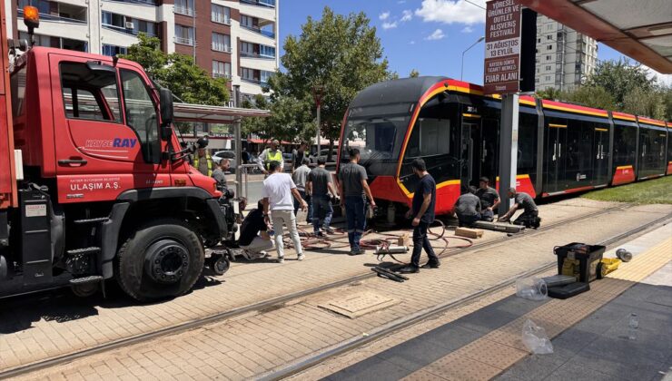 Tramvay Kazası Can Aldı: 24 Yaşındaki Genç Hayatını Kaybetti