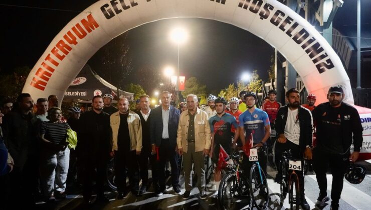 Ümraniye’de Gece Bisiklet Yarışı Heyecanı