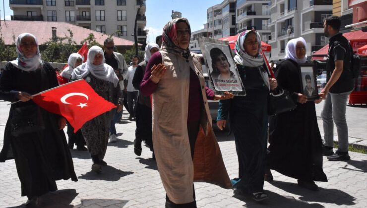 Van’da evlat nöbeti devam ediyor: Aileler DEM binası önünde