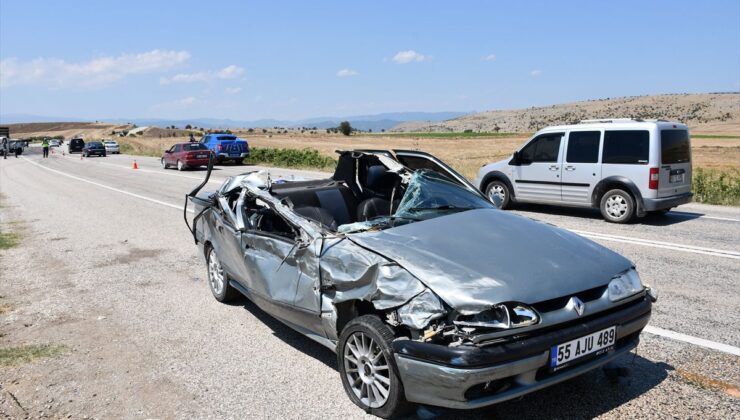 Vezirköprü’de kamyonet-otomobil çarpıştı: 6 yaralı