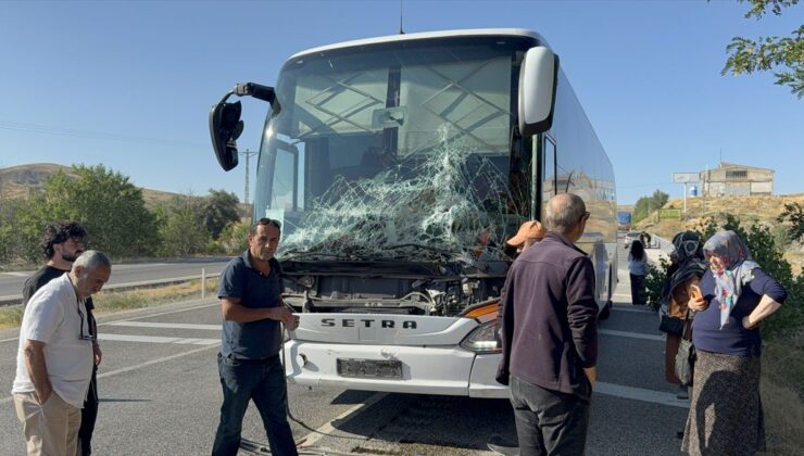 Yozgat’ta Otobüs-Traktör Çarpıştı: Maddi Hasar