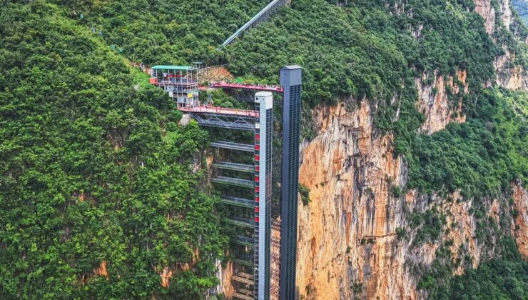 Yunnan’da Uçurum Asansörü Öğrencilerin Okul Yolunu 30 Dakikaya İndirdi