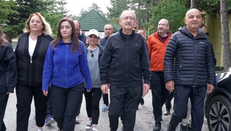 77 yaşındaki Kılıçdaroğlu’nun Abant yürüyüşü: Yanındaki gençlerden daha tempolu yürümesi dikkat çekti