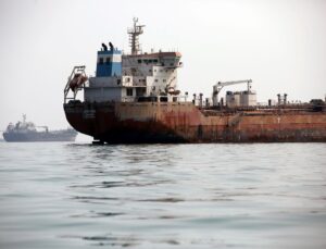 AA Ekibi, Hürmüz Boğazı’nın Bender Abbas kenti kıyılarındaki İran’a ait petrol tankerlerini görüntüledi