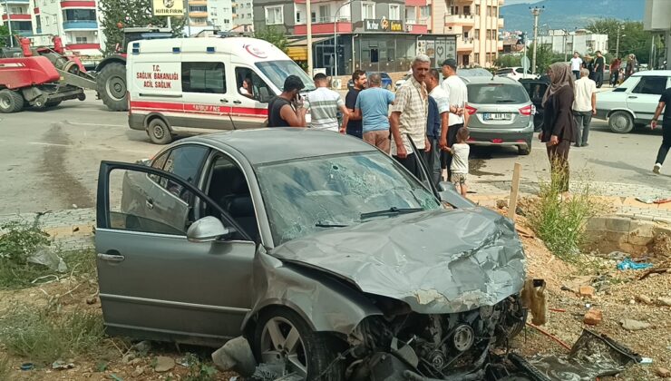 Adana Kozan’da iki otomobil çarpıştı, kazada yaralanan 4 kişi hastaneye kaldırıldı.