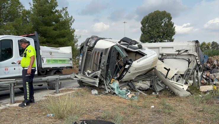 Adana Sarıçam’da belediyeye ait atık yüklü tır devrildi, sürücü yaralandı