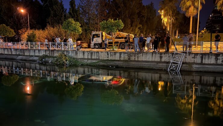 Adana Seyhan’da otomobil DSİ sulama kanalına düştü, sürücü vatandaşlarca kurtarıldı