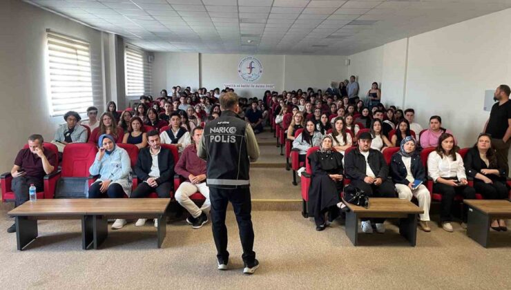 Afyonkarahisar’da AKÜ’de Narko Gençlik eğitimine 220 öğrenci katıldı