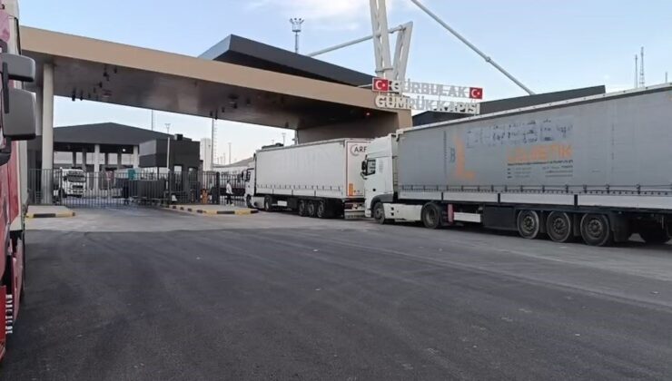 Ağrı Doğubayazıt’ta Gürbulak Gümrük Kapısı’nda tır yoğunluğu araç kuyruğu oluşturdu