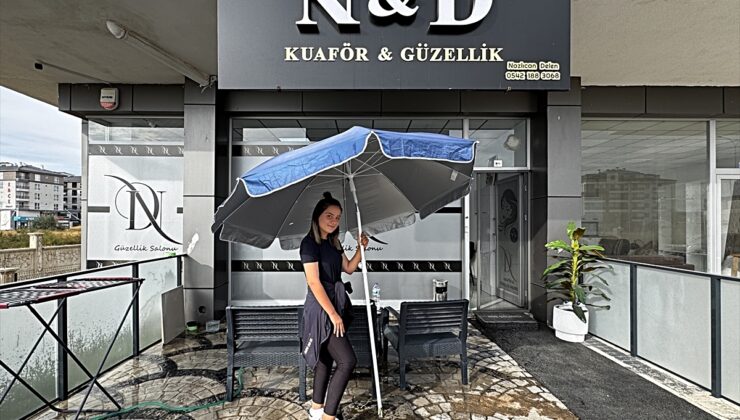 Aksaray’da bayan kuaförü şiddetli rüzgarda savrulan şemsiyeyle sürüklendi