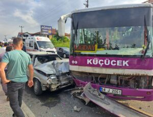Akyazı’da Özel Halk Otobüsü ile Otomobil Kafa Kafaya Çarpıştı: 5 Yaralı