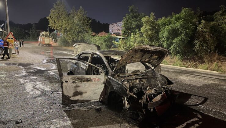 Alanya’da Seyir Halindeki Otomobilde Yangın