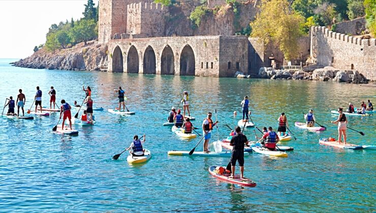 Alanya’da sup üzerinde deniz temizliği yapıldı