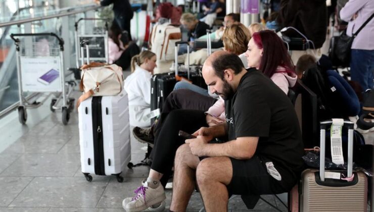 Albüm: İngiltere’de teknik arıza nedeniyle 1.000’den fazla uçuş iptal edildi