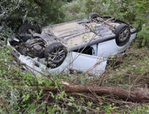 Amasya Taşova’da ağaca çarpıp menfeze düşen otomobilde bir kişi yaralandı