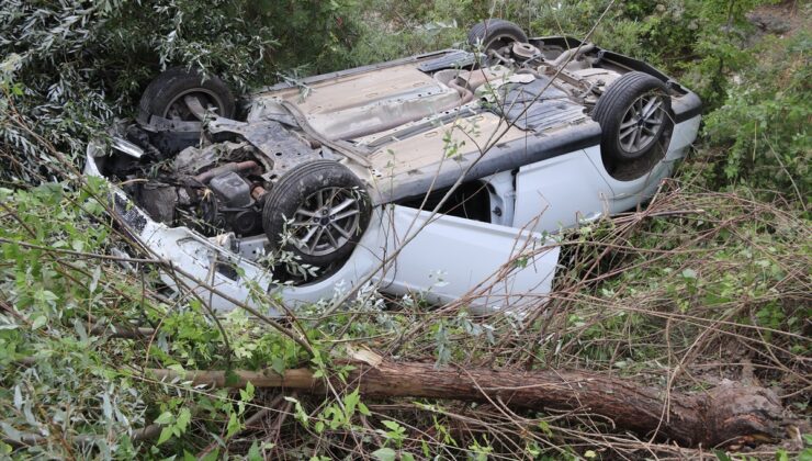 Amasya Taşova’da ağaca çarpıp menfeze düşen otomobilde bir kişi yaralandı
