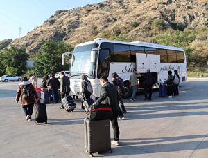 Amasya Üniversitesi öğrencileri otogarda karşılayıp kalacak yerlerine ulaştırıyor