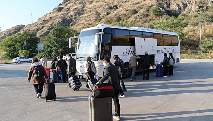 Amasya Üniversitesi öğrencileri otogarda karşılayıp kalacak yerlerine ulaştırıyor