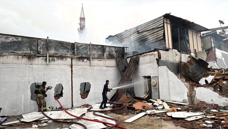 Ankara Altındağ’da yıkılan dükkanda çıkan yangın yan taraftaki metruk dükkana sıçradı