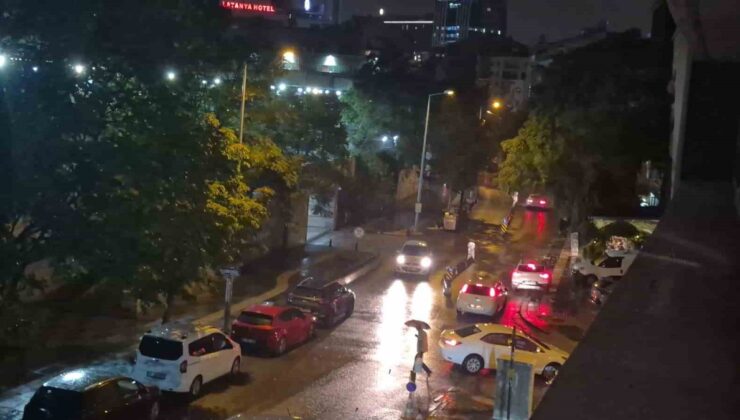 Ankara’da akşam başlayan sağanak sokakları göle çevirdi, trafikte aksamaya yol açtı