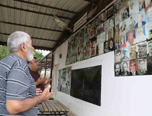 Antalya Aksu’da vefat edenlerin fotoğrafları 8 yıldır köy meydanında duvara asılıyor