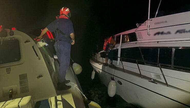 Antalya Kemer açıklarında su alan teknede bulunan 4 kişiyi Sahil Güvenlik kurtardı