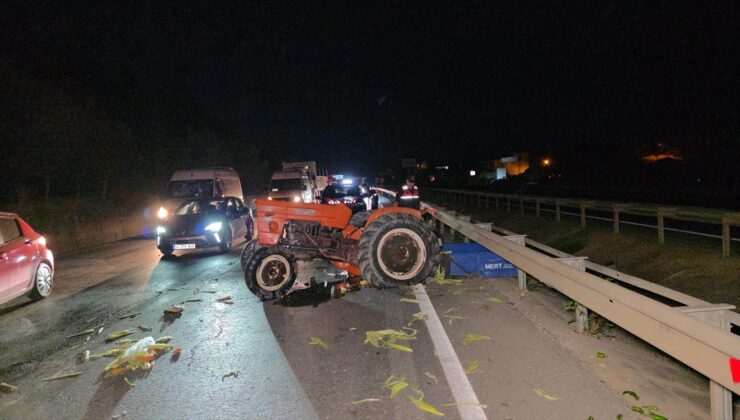 Antalya Manavgat’ta D-400’de otomobil traktöre arkadan çarptı, 3 kişi yaralandı