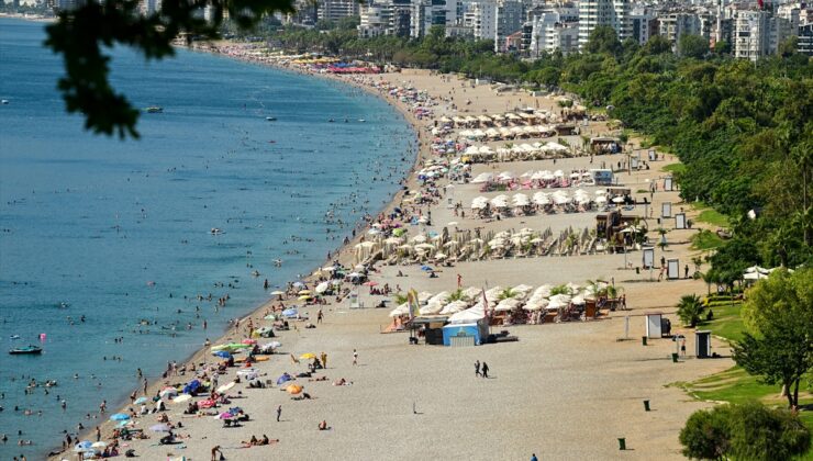 Antalya’da sıcak hava sahillerde yoğunluk oluşturdu, deniz suyu 29 derece ölçüldü