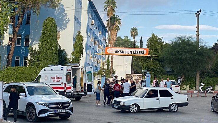 Antalya’da trafik kazasında yaralanan genç kıza ilk müdahaleyi Rektör Özkan yaptı