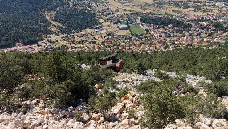Antalya’da uçuruma devrilen iş makinesinin operatörü yaralandı