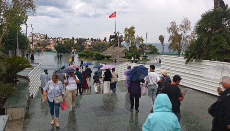 Antalya’da yağış kış havası getirdi, sıcaklık 20,3 dereceye düştü