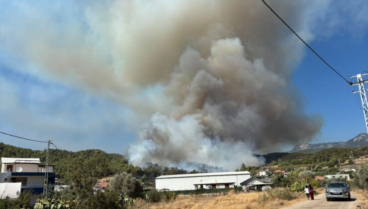 Antalya’nın Kumluca ilçesindeki orman yangınına müdahale ediliyor
