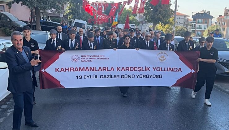 Avcılar’da Gaziler Günü yürüyüşü Atatürk Anıtı önünde çelenkle sona erdi
