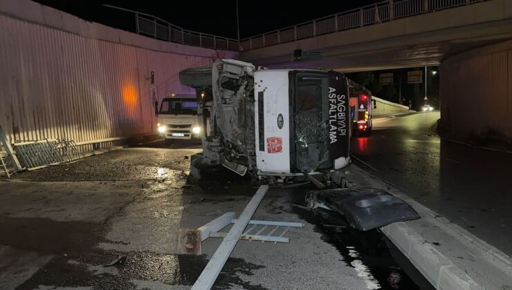 Avcılar’da asfalt kamyonu virajı alamayarak alt geçit yoluna düştü: 1 yaralı