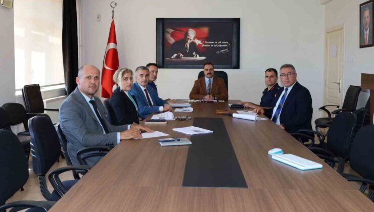 Aydın Karacasu’da Kaymakam Battal başkanlığında okul güvenliği toplantısı yapıldı