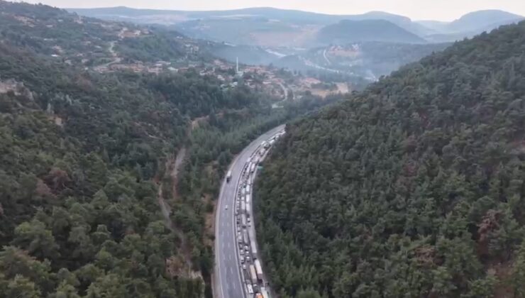 Bariyerlere çarpan TIR Mersin’de alev aldı, Adana yönünde kilometrelerce kuyruk oluştu