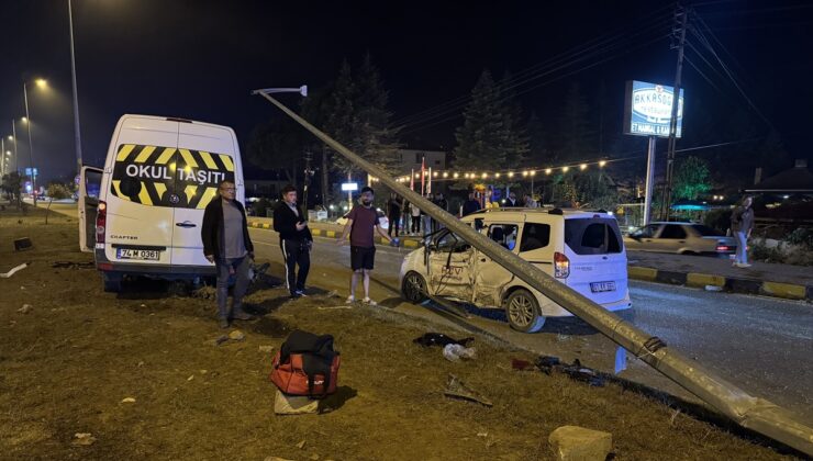 Bartın’da minibüs ile hafif ticari aracın çarpıştığı kazada 21 kişi yaralandı