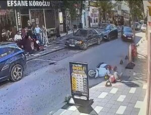 Beton dubaya çarpan motosikletin sürücüsü yaralandı; kaza kamerada