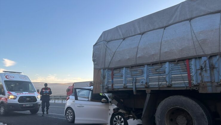 Bilecik Bozüyük’te otomobil kamyona arkadan çarptı, 1 kişi öldü, 2 kişi yaralandı
