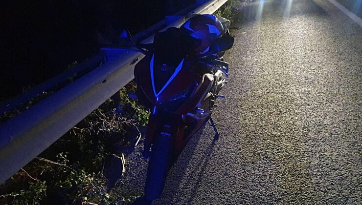 Bilecik Pazaryeri’nde motosiklet bariyere çarptı, 2 kişi yaralandı